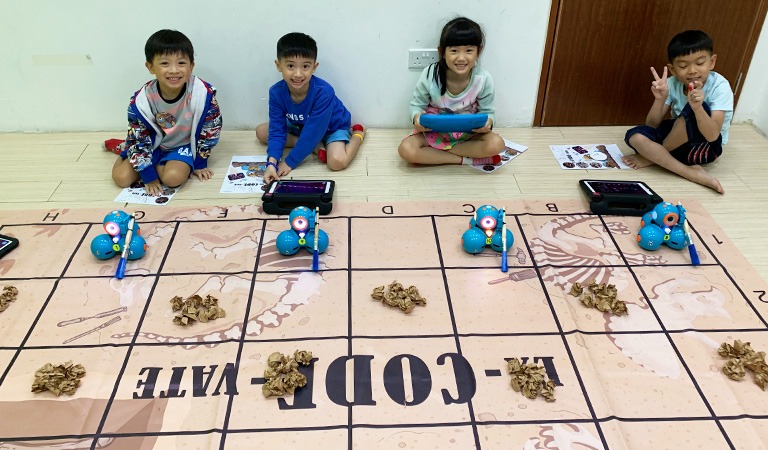 Let's ex-CODE-vate with Robot Dash and learn more about dinosaurs and fossils!