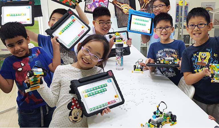 Build and code robots with LEGO WeDo 2.0!