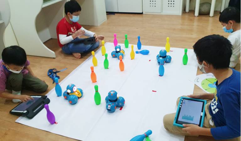 Be creative and play bowling with Dash through coding!